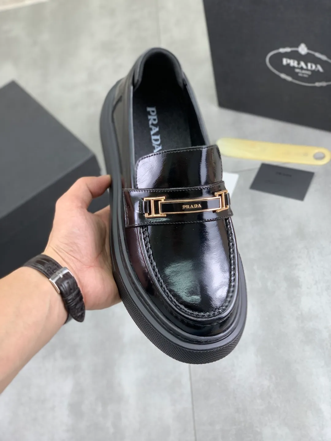 Men's men's shoes 💰P500 New PRADA Prada spring new casual leather shoes Original purchase, development and production Prada men's classic series, technical breathable fabrics with cowhide, casual sports shoes, casual shoes, sports dad shoes combine high-tech breathable materials and cowhide, P family exclusive button decoration on the side. The outsole is full of P italic design and bright colors to show vitality and continue the brand design inspiration. Stroll around the city lightly and feel free and comfortable. Delivered in exquisite packaging 🛍📦 ▪️Material: original customized calfskin with breathable material ▪️Inner lining: cowhide lining ➕cowhide feet ▪️Outsole: open-molded TPU foam material ▪️Sole thickness: 3.5CM ▪️Size: Men's 38-44 (45 can be customized) 4️⃣ colors available